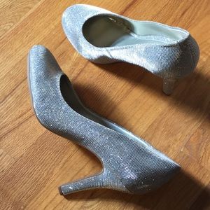 KELLY & KATIE sz 10 Wide Pumps Heels Sparkly Silver Gold